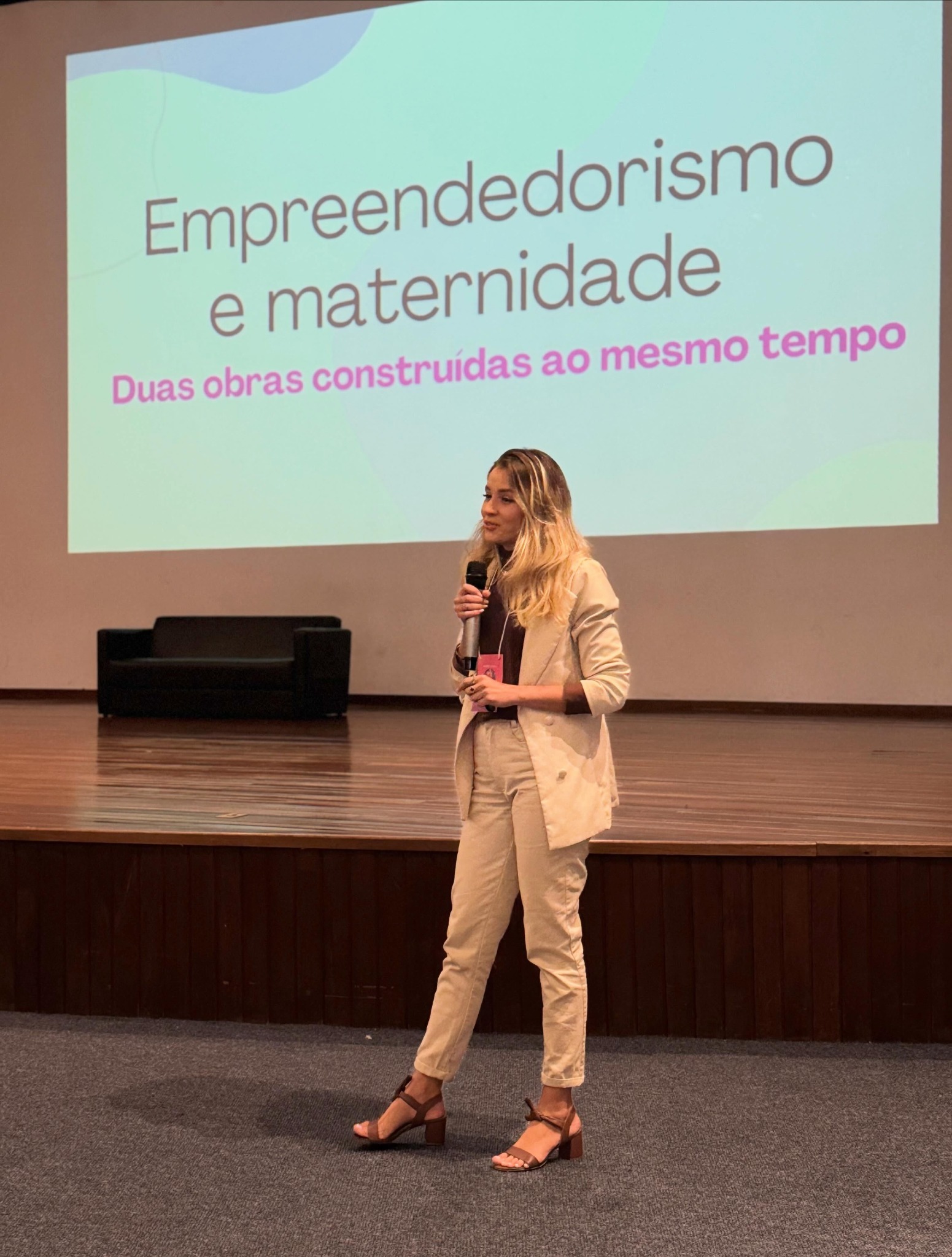 Anna Elina palestrando sobre empreendedorismo e maternidade